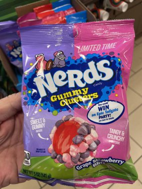 Lakeland, Fla USA - 10 29 24: El ele tutuşan İnek jelibon kümeleri