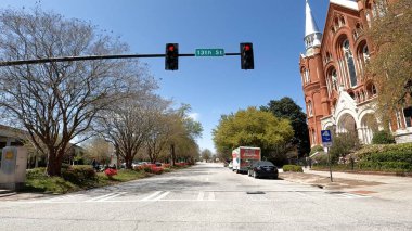 Augusta, Ga USA - 03 07: 22: Georgia şehir merkezi temiz mavi gökyüzü Kutsal Kalp Kültür Merkezi 13. Cadde boş yol