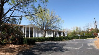 Augusta, Ga USA - 03 07: 22: Augusta Georgia şehir merkezi temiz mavi gökyüzü modern daireler ve park yeri