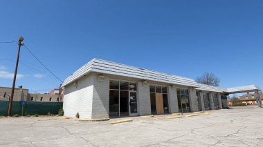 Augusta, Ga USA - 03 07: 22: Augusta Georgia şehir merkezi temiz mavi gökyüzü eski loto ekspres köşe mağazası