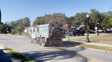 Lakeland, Fla USA - 125: 24: Lakeland 'da ikamet yeri olan bir mahallede sokak temizleyicisi.