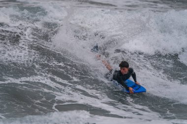 Genç sörfçü, Gran Canaria 'da bir dalgada sörf yapıyor. Kanarya Adaları