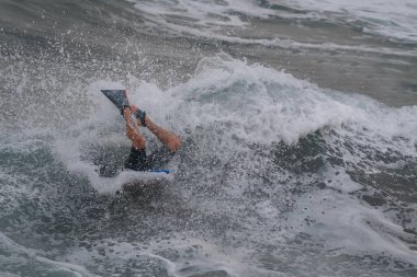 Genç sörfçü, Gran Canaria 'da bir dalgada sörf yapıyor. Kanarya Adaları