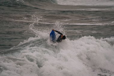 Genç sörfçü, Gran Canaria 'da bir dalgada sörf yapıyor. Kanarya Adaları