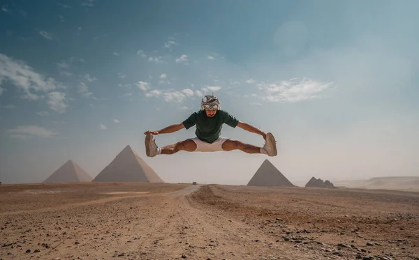 Młody Człowiek Turbanem Skacze Pustyni Piramidami Tle Kairze Stany Zjednoczone — Zdjęcie stockowe