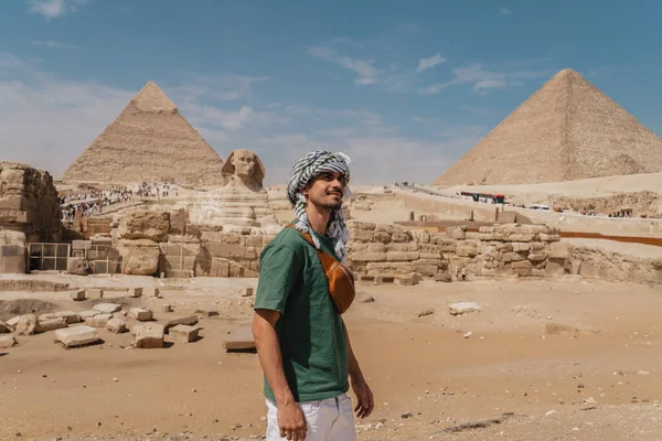 Jeune Homme Dans Turban Avec Grand Sphinx Gizeh Pyramides Arrière — Photo