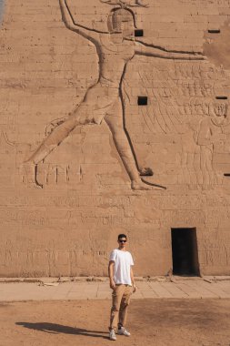 Genç erkek gezgin Edfu Tapınağını ziyaret ediyor. Mısır