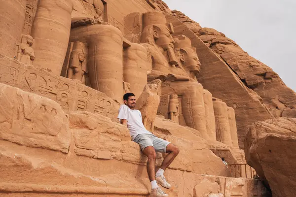 Genç erkek gezgin Abu Simbel 'i ziyaret ediyor. Mısır