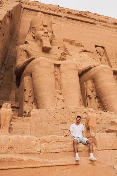 若い男性旅行者がアブ スンベルを訪れる エジプト ストックフォト