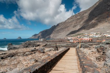 Las Puntas 'ta sahil yolu. Frontera. El Hierro adası. Kanarya Adaları