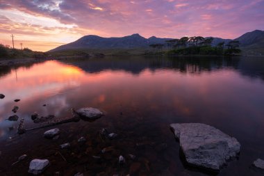 Manzara. Günbatımında Derryclare Lough 'dan Connemara Ulusal Parkı' na. Galway. İrlanda