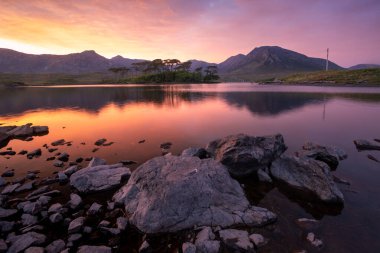 Manzara. Günbatımında Derryclare Lough 'dan Connemara Ulusal Parkı' na. Galway. İrlanda