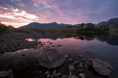Manzara. Günbatımında Derryclare Lough 'dan Connemara Ulusal Parkı' na. Galway. İrlanda