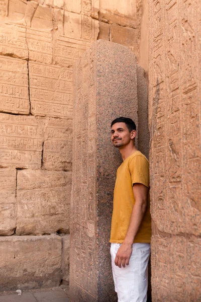 Молодий Чоловік Мандрівник Відвідує Храм Карнак Луксорі Єгипет — стокове фото