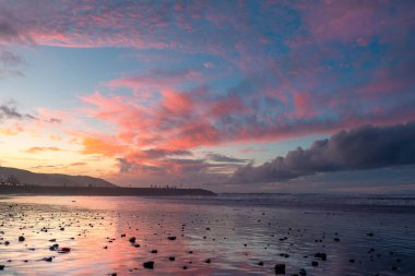 Güzel deniz manzarası. Gün batımında Las Canteras plajı. Las Palmas de Gran Kanaryası. Kanarya adaları. İspanya