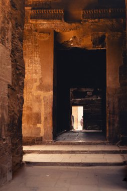 Luxor tapınağının içindeki geçit. Şatafatlı. Mısır