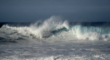 Kapatın. Quintanilla 'da büyük dalgalar. Arucas Sahili. Büyük Kanarya. Kanarya adaları. İspanya