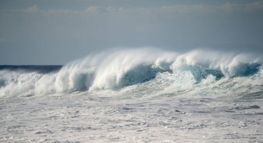 Kapatın. Quintanilla 'da büyük dalgalar. Arucas Sahili. Büyük Kanarya. Kanarya adaları. İspanya