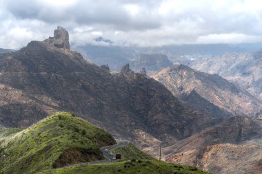 Gran Canaria 'nın tepesindeki Bentayga kayası manzarası. Büyük Kanarya. Kanarya adaları