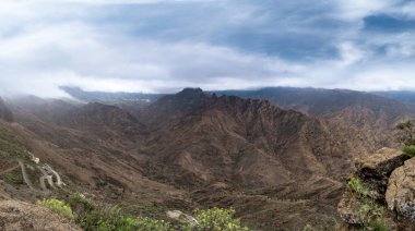 Bentayga kayalarının Gran Canaria 'nın tepesindeki bulutlarla kaplı panoramik manzarası. Büyük Kanarya. Kanarya adaları