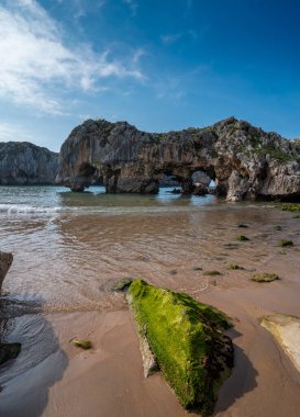 Cuevas del Mar plajı. Llane deniz manzarası. Asturyalar. İspanya