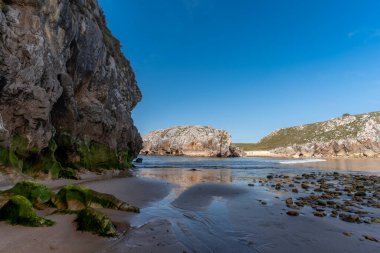 Cuevas del Mar plajı. Llane deniz manzarası. Asturyalar. İspanya