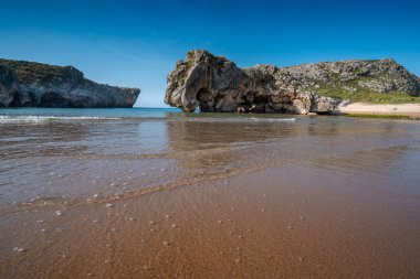 Cuevas del Mar plajı. Llane deniz manzarası. Asturyalar. İspanya