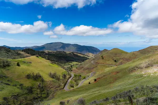 Mavi gökyüzü olan Lomo del Palo manzarası. Monte Pavon. Galdar. Büyük Kanarya. Kanarya adaları