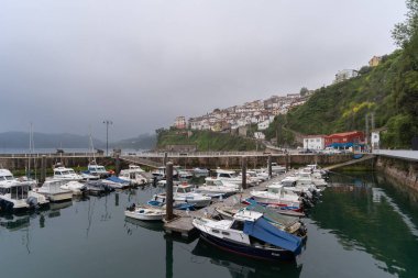 Lastres 'in panoramik görüntüsü. Asturyalar. İspanya