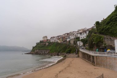 Lastres 'in panoramik görüntüsü. Asturyalar. İspanya