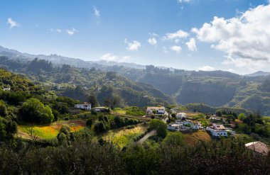 Dağ manzarası. Gran Canaria 'nın tepesindeki evler. Valleseco 'da. Kanarya adaları. İspanya