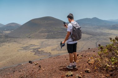 Bir volkanın tepesindeki genç adam. Timanfaya Ulusal Parkı. Lanzarote. Kanarya Adaları