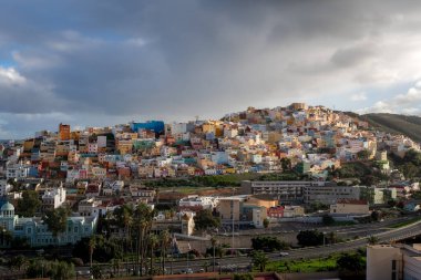 Gün batımında Las Palmas de Gran Kanarya şehir manzarası. El Risco de San Juan renkli evler