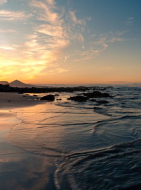 Quintanilla Sahili 'nde gün batımında güzel bir deniz manzarası. Arucas. Büyük Kanarya. Kanarya Adaları. İspanya