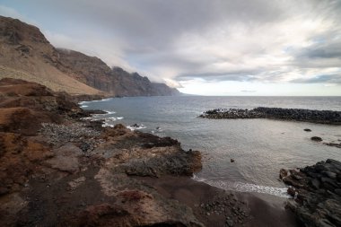 Arkasında Los Gigantes dağları olan teno deniz manzarası. Tenerife 'nin kuzeybatısında. Santa Cruz de Tenerife 'de. Kanarya Adaları. İspanya