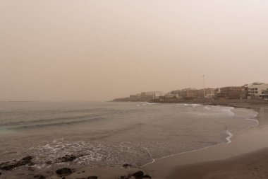 Salinetas plajı deniz manzarası ve havada asılı duran toz (kalima). Telde. Büyük Kanarya