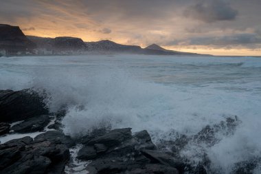Gün batımında Quintanilla deniz manzarası. Arucas. Büyük Kanarya. Kanarya adaları