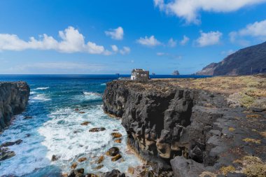 Las Puntas 'ta doğal kemeri olan kayalık bir sahil. El Hierro adası. Kanarya Adaları