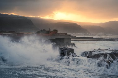 Gün batımında büyük dalgalarla El Puertillo deniz manzarası. Arucas. Büyük Kanarya. Kanarya Adaları. İspanya
