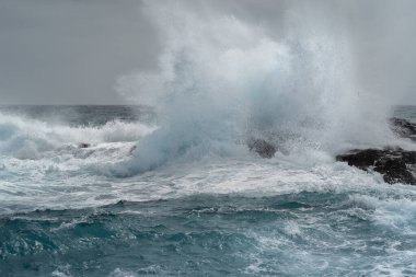 Jinamar 'da dalgalı güçlü bir deniz. Telde. Büyük Kanarya. Kanarya adaları. İspanya