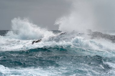 Jinamar 'da dalgalı güçlü bir deniz. Telde. Büyük Kanarya. Kanarya adaları. İspanya