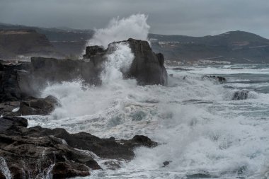 El Puertillo 'da güçlü dalgalar. Arucas deniz manzarası. Büyük Kanarya. Kanarya adaları. İspanya