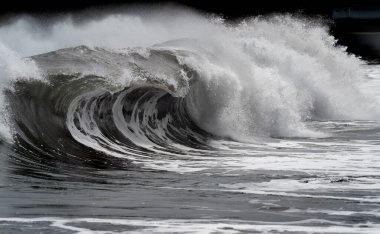 Salinetas sahilinde dalgalı güçlü bir deniz. Telde. Büyük Kanarya. Kanarya adaları. İspanya
