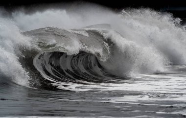 Salinetas sahilinde dalgalı güçlü bir deniz. Telde. Büyük Kanarya. Kanarya adaları. İspanya