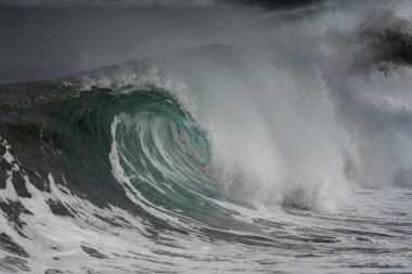 Salinetas sahilinde dalgalı güçlü bir deniz. Telde. Büyük Kanarya. Kanarya adaları. İspanya