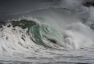 Salinetas sahilinde dalgalı güçlü bir deniz. Telde. Büyük Kanarya. Kanarya adaları. İspanya