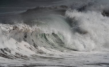 Salinetas sahilinde dalgalı güçlü bir deniz. Telde. Büyük Kanarya. Kanarya adaları. İspanya