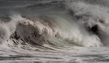 Salinetas sahilinde dalgalı güçlü bir deniz. Telde. Büyük Kanarya. Kanarya adaları. İspanya