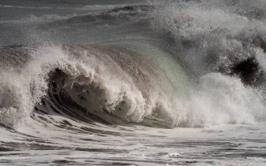 Salinetas sahilinde dalgalı güçlü bir deniz. Telde. Büyük Kanarya. Kanarya adaları. İspanya