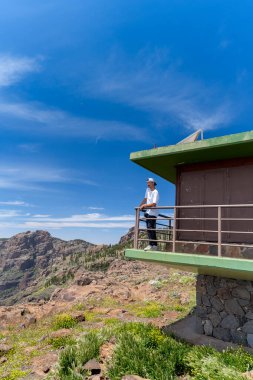 Güneşli bir günde Gran Canaria Adası 'nın tepesinde yürüyüş yapan genç bir adam. Kanarya adaları. İspanya